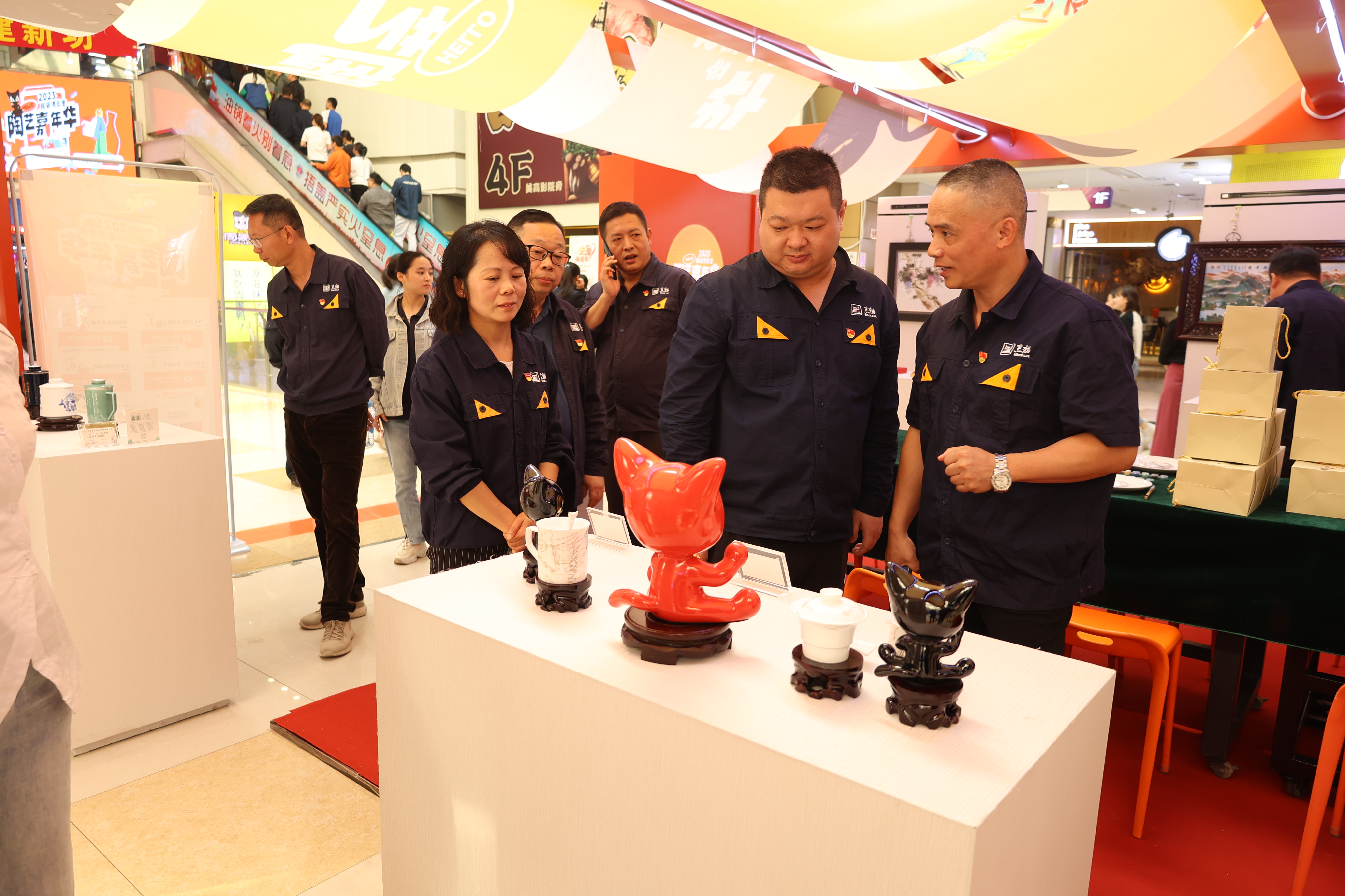 嘉賓走進(jìn)陶藝嘉年華參觀(guān).jpg
