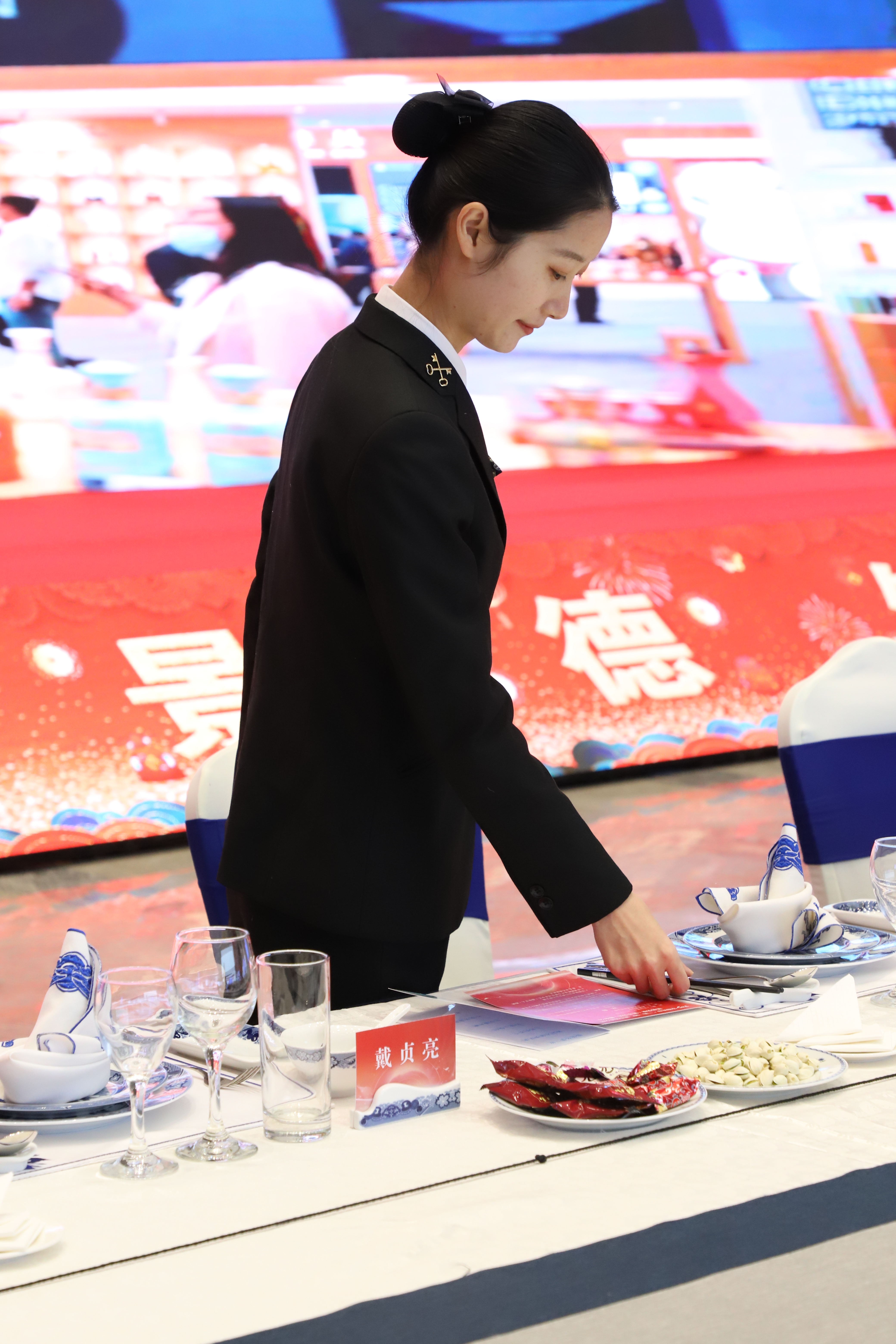 圖2 認(rèn)真進(jìn)行餐前準(zhǔn)備.jpg