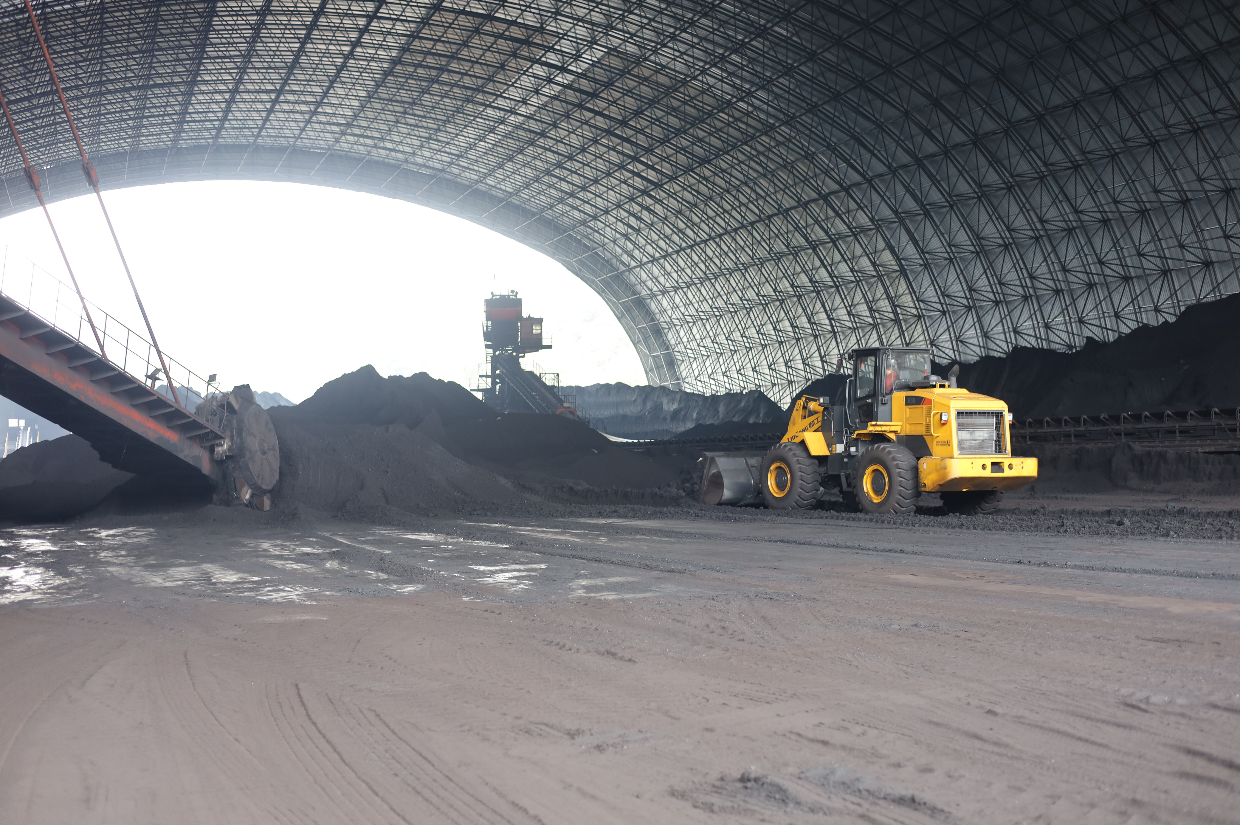 對(duì)進(jìn)廠煤進(jìn)行分區(qū)分類擺放 景焦能源公司沈穎攝 (2).JPG