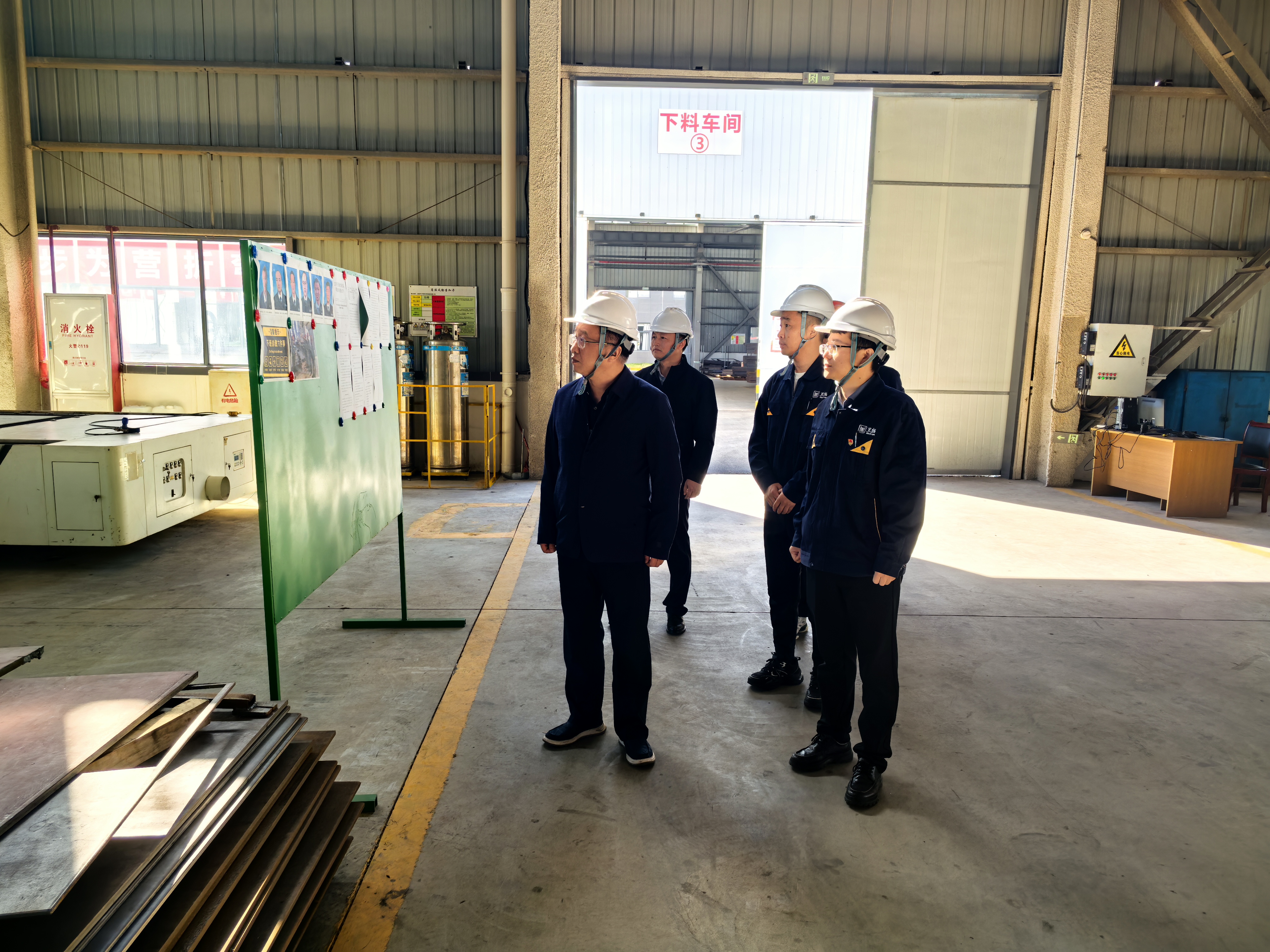 圖2 汪羽督導安全生產(chǎn)現(xiàn)場.jpg